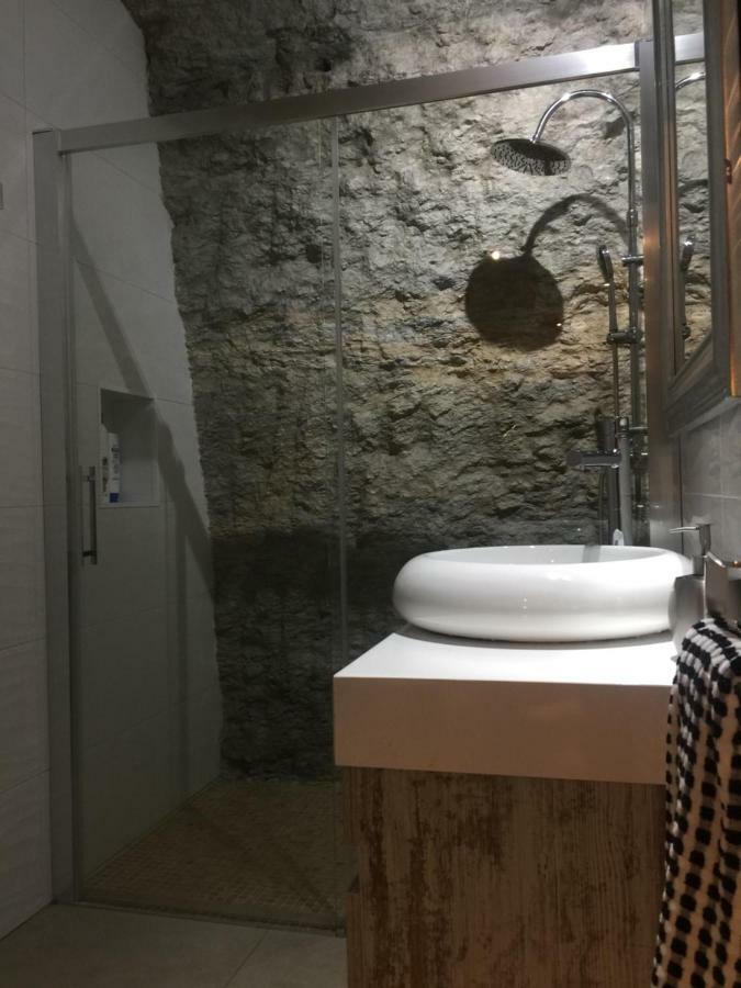 Casa Cueva Un Rincon En La Roca Villa Setenil De Las Bodegas Luaran gambar